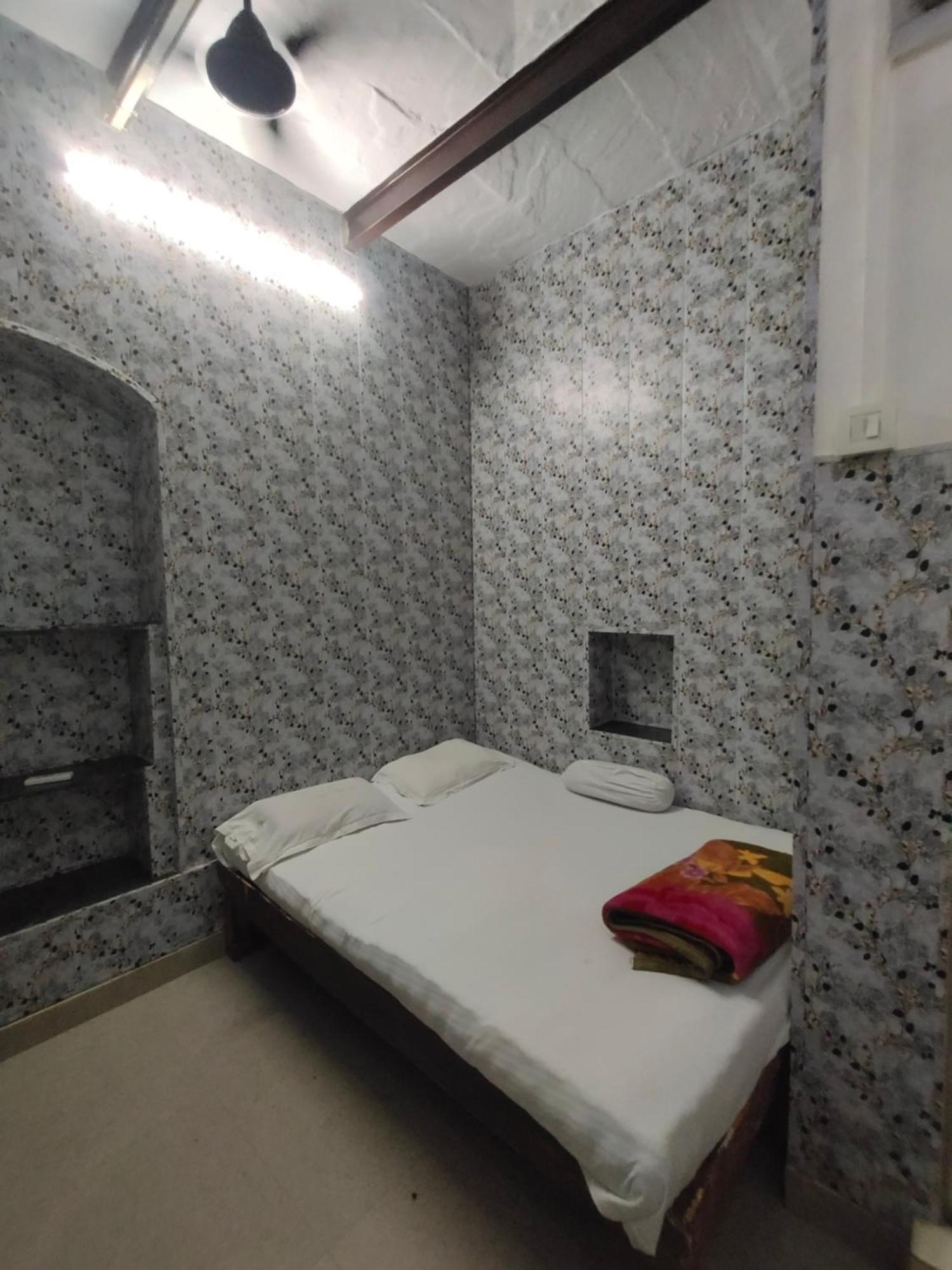 Sunrise Lodge Варанаси Стая снимка